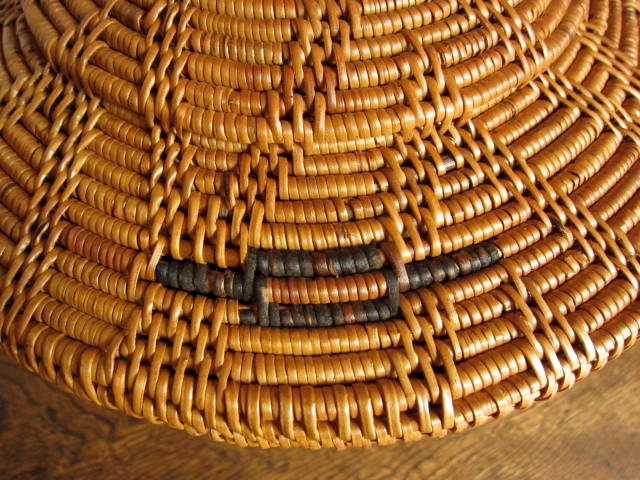 アタ製　蓋付きつぼ型バスケット（最大直径約26cm×高さ約26-27cm・模様編み・黒モチーフ）AT088